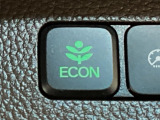 ★ECONスイッチ★ エコドライブを加速しよう!スイッチをONにすると、運転の仕方によるロスを抑え込み燃費をよくするようクルマが頑張ります(*^ー^*)燃費向上にチャレンジ♪