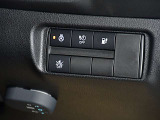 運転席右側の各種操作スイッチです。ハンドルヒーターは寒さが厳しい冬期には手先から温めてくれますので大変便利です。