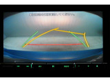 後方の視認性を高めるリアビューカメラを搭載。ガイドラインはステアリングの動きと連動しますのでよりスムーズな車庫入れが行えます。