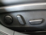 運転席にはメモリー機能付きの電動シートを採用しています。