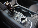 9速ATの車両になります。電動パーキング、走行モードの変更、トラクションコントロールOFFのスイッチが装備されております。