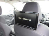 運転席、助手席のヘッドレストにカロッツエリア製リヤモニターを装備。TVM-PW930(社外品につき保証対象外)