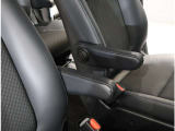アームレスト付きのフロントシート!運転中の疲れを軽減してくれます。
