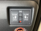 リアドアは乗り降りに便利な両側電動スライドドアです。また運転席に座っていながらスイッチ操作で自在にスライドドアを開け閉めできます。
