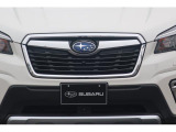 フロントグリルはスバル専用のデザインでお洒落です。