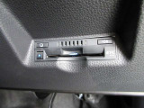 【ETC車載器】は、ビルトインタイプですっきり収納され、見た目も使い勝手も満足のアイテムです。
