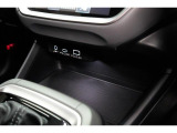 小物の収納に便利なセンタートレイには携帯等のデバイスの充電可能なUSB出力電源付です。