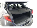 ラゲッジボード付きのラゲッジルーム、旅行やお買い物、レジャーにも重宝します。また、ラゲッジボードを外し、リアシートを畳めば普段搭載出来ない大きな荷物を搭載することも出来ます。