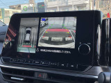 まるで真上から見ているような、視認性の良いアラウンドビューモニターです。駐車が苦手な方でもこれでらくらく駐車できますよ。