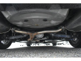車両後方からの下回りです。マフラー防錆塗装や下回り防錆施工等も可能でございます。