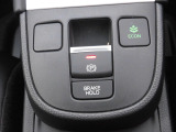 オートブレーキホールド機能付きの電子制御パーキングブレーキです。ブレーキペダルから足を離しても停車状態を保持。アクセルペダルを踏めば保持を解除します。指一本で簡単に操作が出来ます。