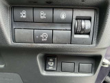 運転席のハンドル右奥側にまとめられたスイッチ群。一目で分かりやすく操作しやすいです。