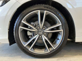 アルミホイール付!鉄ホイールと違って軽いので燃費にも影響してきます。ガソリンの高騰に少しは貢献します!デザインもさり気なく、スタイリッシュな感じとなっています。
