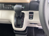 シフトはインパネシフト、パーキングブレーキは電子制御となっています。