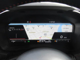 運転に必要な情報をグラフィカルに表示し、少ない視線移動で瞬時に認識できる先進的な液晶メーター。こちらはナビゲーション情報と連携する「地図画面」になります。