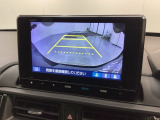 リバースギアに入れるだけで後方の表示へ切り替わります。夜間や雨の日の駐車も楽になりますよ。