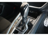 シフトパネルはピアノブラック調になっており、高級感を演出。