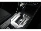 シフトレバーは本革巻のグリップとシフトブーツを装着、シフトパネルはピアノブラック調になっており、高級感を演出。