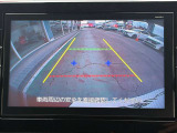 車両後方をモニターに映すバックビューカメラを装備しています。車幅、距離、予想進路線表示機能付きです。