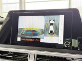 【バックガイドモニター】車両後方の映像をナビ画面に表示し、駐車などの後退操作をサポートします。
