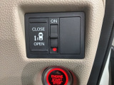 パワースライドドアが付いています。ワンタッチで簡単にお子様でも、お年寄りの方でも、開閉できますからとても便利です。キーレスや車内スイッチでも自動でドアの開閉ができます。