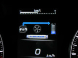 eボクサー車は搭載モーターの発電と出力、バッテリーの充電状況がメーター内ディスプレイに表示可能です。
