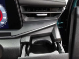 運転席のカップホルダーはエアコンの吹き出し口にありますので冷やしたり温めたりすることが出来ます☆