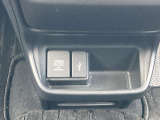 運転席と助手席の間にUSBソケットがついているので、スマートフォンなどの充電が可能です。