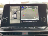 自車を真上から見下ろすように映し出すので周囲の状況が分かるアラウンドビューモニター搭載。フロントカメラとしても使用できます。車庫入れなど苦手な人の頼りになる助っ人です。