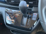 オートエアコンもついておりますので、快適な温度で運転が出来ます。