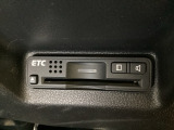 ETCもついています。高速道路の料金所の通過も楽々です。 カードの取り出しもしやすい場所についています。
