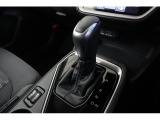 シフトレバーは本革巻のグリップとシフトブーツを装着、シフトパネルはピアノブラック調になっており、高級感を演出。