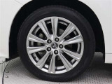 高輝度塗装の専用アルミホイールが特別装備されています。タイヤサイズ235/50R18