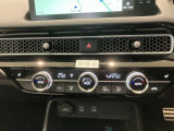 プラズマクラスター搭載フルオートエアコンディショナーとなっております。運転席と助手席でそれぞれで温度設定ができますので、快適にドライブをすることができます。