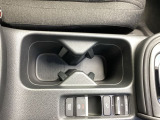 運転席/助手席どちらでも使えるカップホルダーです。