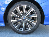純正18インチアルミホイール。 タイヤサイズは225/45R18