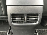 後部座席にもエアコン吹き出し口がしっかり装備されています。