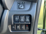 嬉しい両側オートスライドドア装備です。運転席のハンドル右奥側にまとめられたスイッチ群。一目で分かりやすく操作しやすいです。