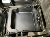 助手席シート座面には持ち運び可能な収納BOX付!