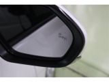 BSMを装備。さらに、後退時車両検知警報【RCTA】を搭載しています。バックで出庫する際に左右から接近する車両を検知し、ミラーのインジケーターの点滅と警報音で警告して安全確認をサポートしてくれます。