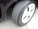 日産純正のフルホイールカバーが付いています。タイヤの残り溝は御来店時に御確認下さい。