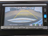 駐車時の安全確認をサポートするバックカメラも使用できます。インターナビで様々な情報を得ることもできます。
