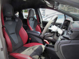 メーカーオプションのレカロシートを装備したスポーティーなインテリア。 前席にはSRSサイドエアバッグを備えています。