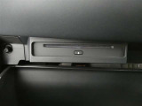 グローブボックス内にCD/DVDの再生装置があります。