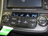 オートエアコン付きなので一度、気温を設定すれば自動的に過ごし易い温度に調整してくれますよ。 車内をいつでも快適空間にしてくれます。