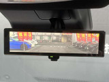 スマート・ルームミラーは、車両後方のカメラ映像をミラー面に映し出すので、同乗者や荷室の車内状況に影響されず後方視界が得られます。