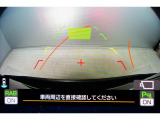 後方の視認性を高めるリアビューカメラを装備。ガイドラインはステアリングの動きと連動しますのでよりスムーズな車庫入れが行えます。