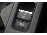 電子制御パーキングブレーキ。ブレーキホールドをONにすれば、ブレーキペダルから足を離しても、停車状態が続きます。アクセルを踏めばブレーキが自動で解除され、発進が可能。信号待ちの間などに便利な機能です