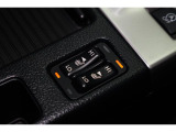 運転席と助手席それぞれにシートヒーターも装備。気候や、お客様の体調に合わせて段階を調整できます。