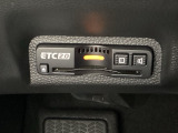ハンドルの左下にETC2.0がついています。高速道路の料金所の通過も楽々です!。 カードの取り出しもしやすい場所についています。